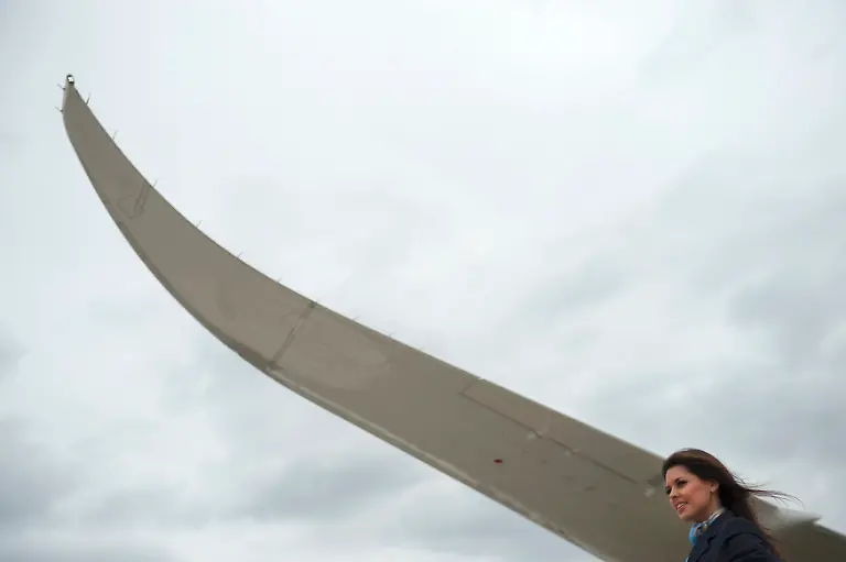 2010-07-18T123834Z-01-KFD08-RTRMDNP-3-AIRSHOW-BOEING-787-JPG1209246657585496496