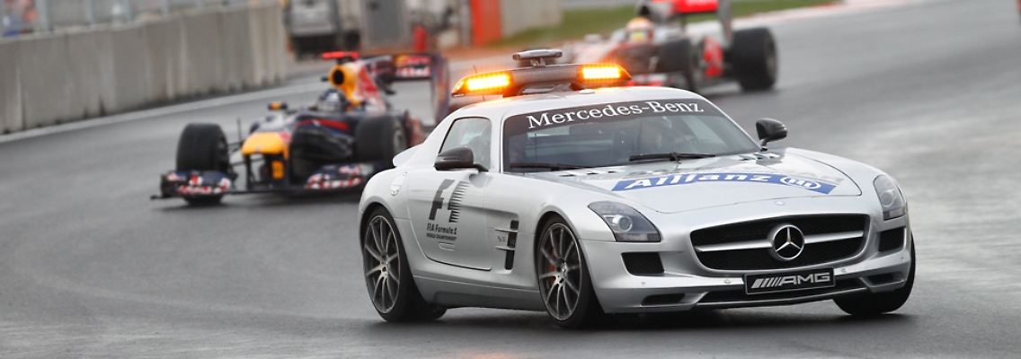 "Es steht Safety Car drauf, dann sollte auch Safety drin sein." Wenn Bernd Mayländer auf der Strecke ist, müssen alle Fahrer ihm folgen und dürfen nicht überholen. Und zwar so lange, bis die Rennleitung wieder grünes Licht gibt und es regulär weitergeht.