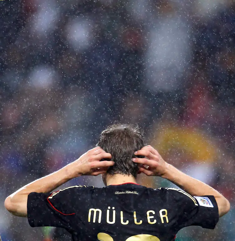 2010-07-10T192147Z-01-WCP362-RTRMDNP-3-SOCCER-WORLD-JPG3773154567772434991