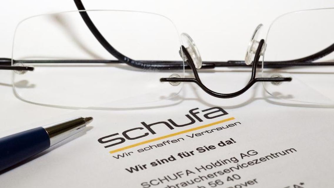 Dienstleister wie die Schufa bewerten die Bonität. Verbraucher sollten regelmäßig prüfen, ob die gespeicherten Informationen korrekt sind.
