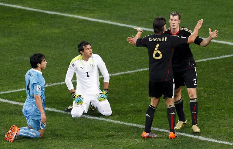 2010-07-10T194845Z-01-WCA407-RTRMDNP-3-SOCCER-WORLD-JPG4015267421755044622