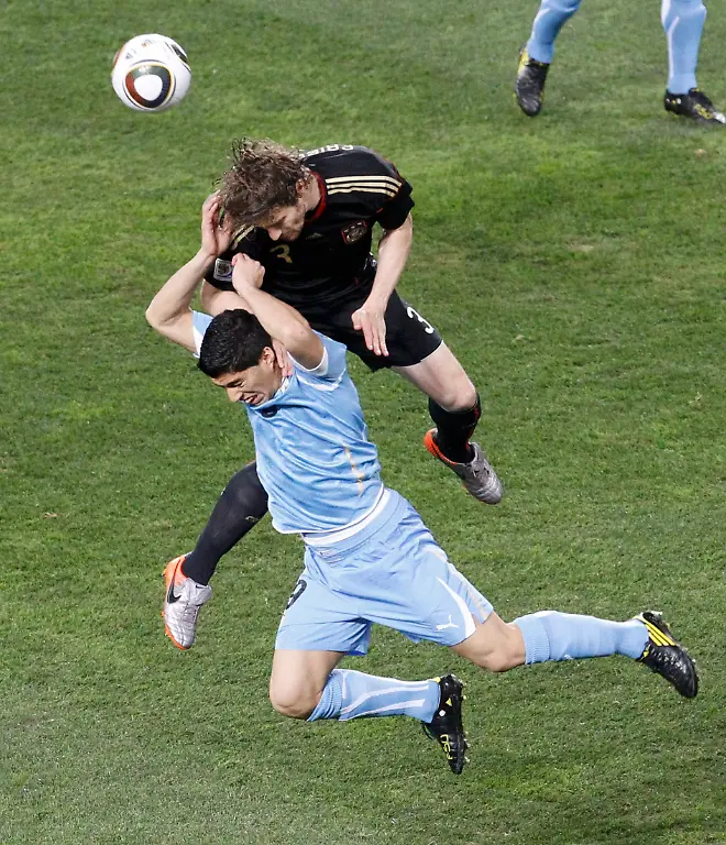 2010-07-10T183850Z-01-WCA109-RTRMDNP-3-SOCCER-WORLD-JPG4096063466551104528