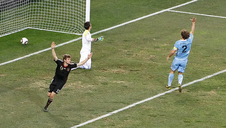 2010-07-10T191325Z-01-WCA130-RTRMDNP-3-SOCCER-WORLD-JPG1160366931351391370