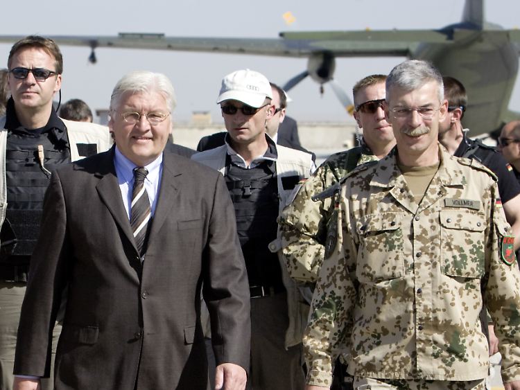Steinmeier (l) bei einem Besuch in Afghanistan im April 2009.