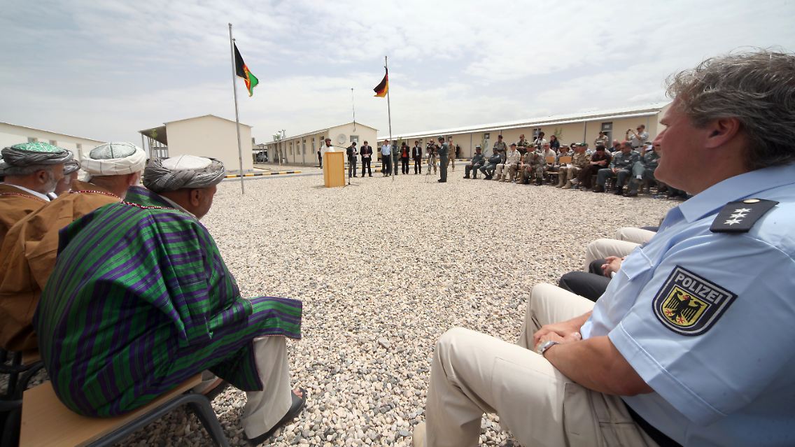 Die deutsche Polizei bildet in Zusammenarbeit mit der deutschen ISAF-Militärpolizei afghanische Polizisten aus, wie hier im Distrikt Deh Dadi.