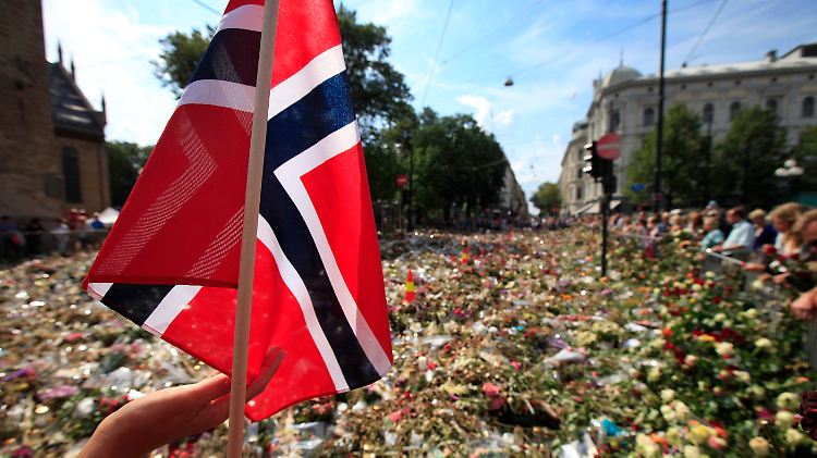 Der Platz vor der Kathedrale in Oslo ist übersät von Blumen.