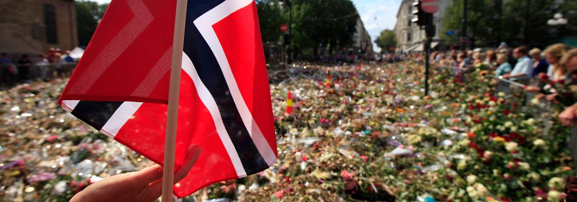 Der Platz vor der Kathedrale in Oslo ist übersät von Blumen.