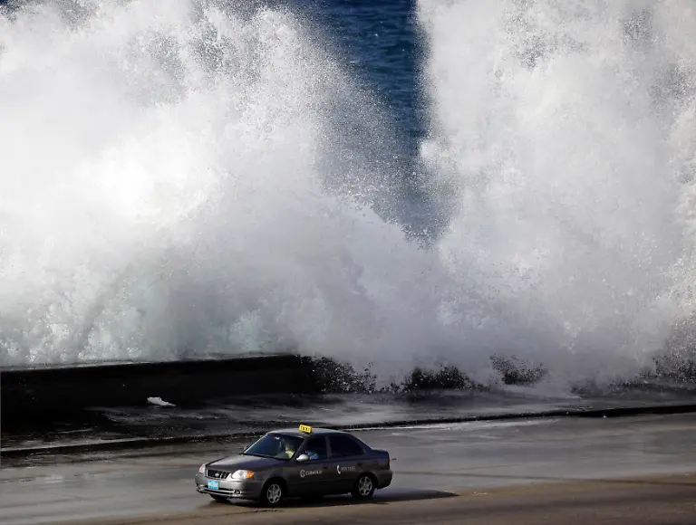 havanna-malecon-welle