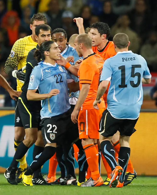 2010-07-06T190655Z-01-WCP512-RTRMDNP-3-SOCCER-WORLD-JPG8551056498162258902