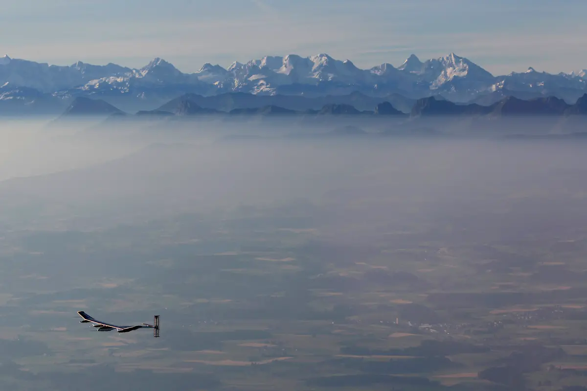 2010-07-07T073724Z-01-DBA06-RTRMDNP-3-SWISS-SOLARPLANE-JPG7927085895651079436