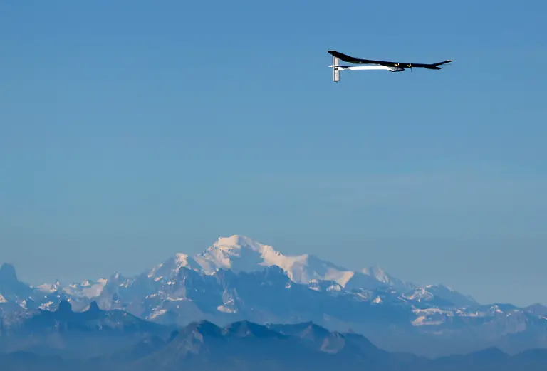 2010-07-07T073351Z-01-DBA01-RTRMDNP-3-SWISS-SOLARPLANE-JPG8683315748850819449