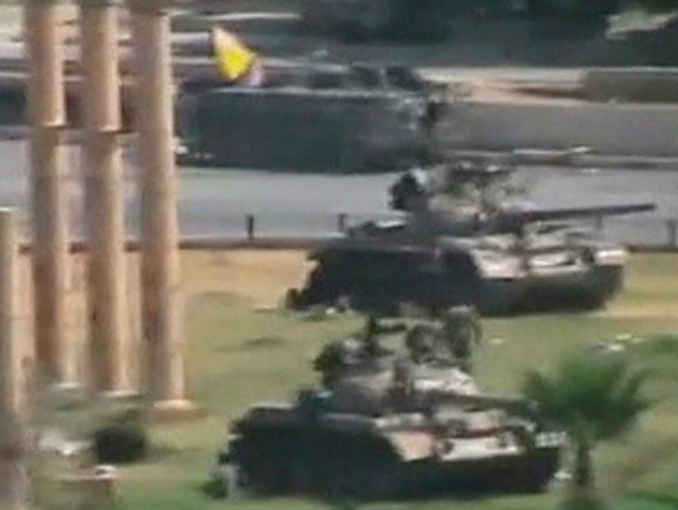 Videoausschnitt aus einer Aufnahme von Oppositionellen: In Hama sind Panzer aufgefahren.