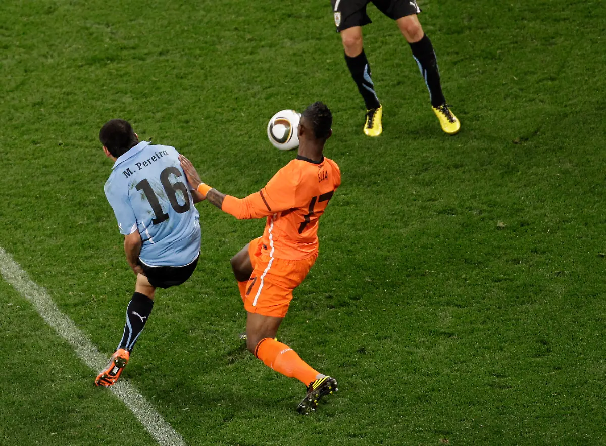 South-Africa-Soccer-WCup-Uruguay-Netherlands-WCUP414-jpg3217679656949253476