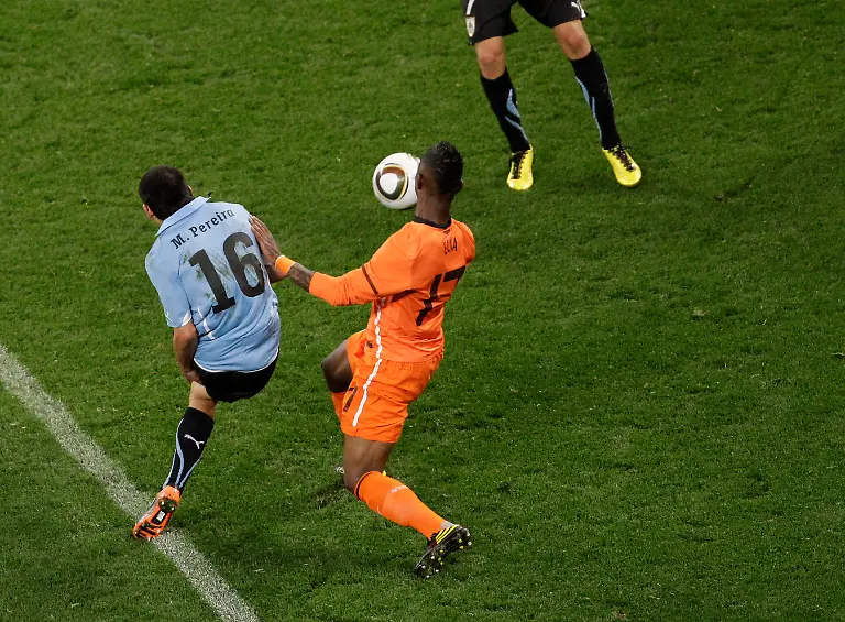 South-Africa-Soccer-WCup-Uruguay-Netherlands-WCUP414-jpg3217679656949253476