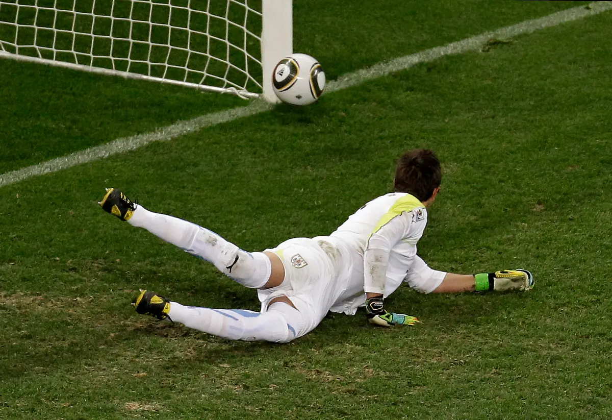 South-Africa-Soccer-WCup-Uruguay-Netherlands-WCUP262-jpg8166332365754465815