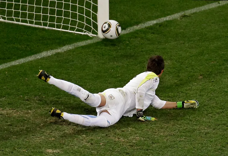 South-Africa-Soccer-WCup-Uruguay-Netherlands-WCUP262-jpg8166332365754465815