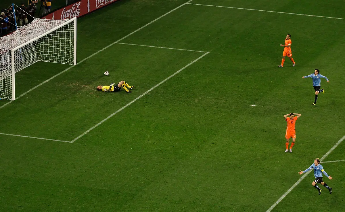 South-Africa-Soccer-WCup-Uruguay-Netherlands-WCUP229-jpg5653511679110799968