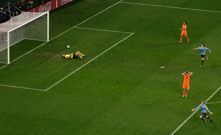 South-Africa-Soccer-WCup-Uruguay-Netherlands-WCUP229-jpg5653511679110799968