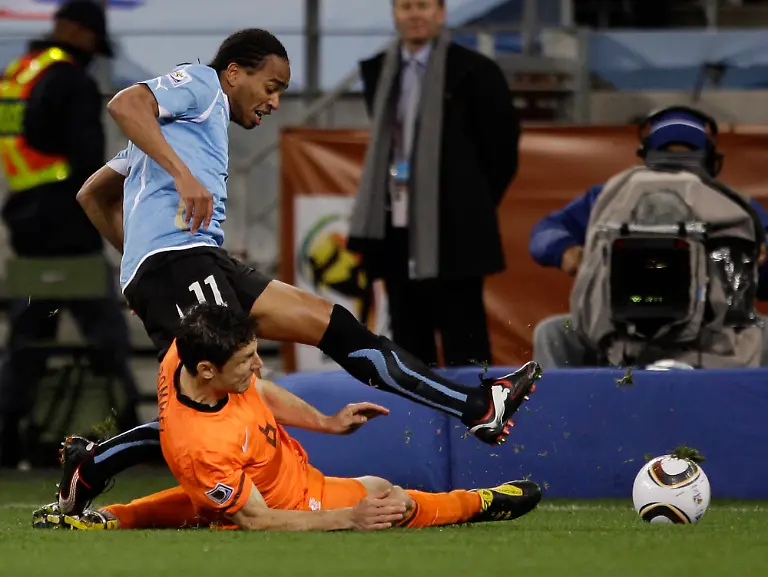 South-Africa-Soccer-WCup-Uruguay-Netherlands-WCUP123-jpg2484436548144444814