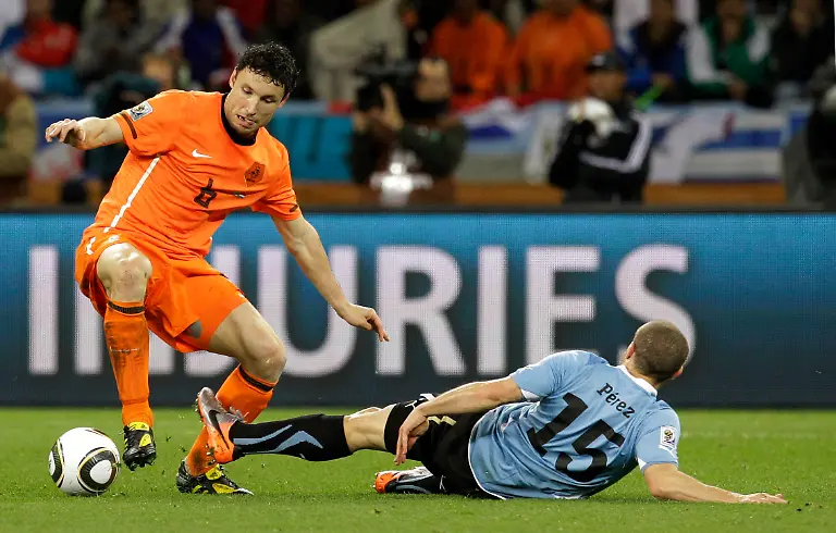 South-Africa-Soccer-WCup-Uruguay-Netherlands-WCUP182-jpg4841667665334083812