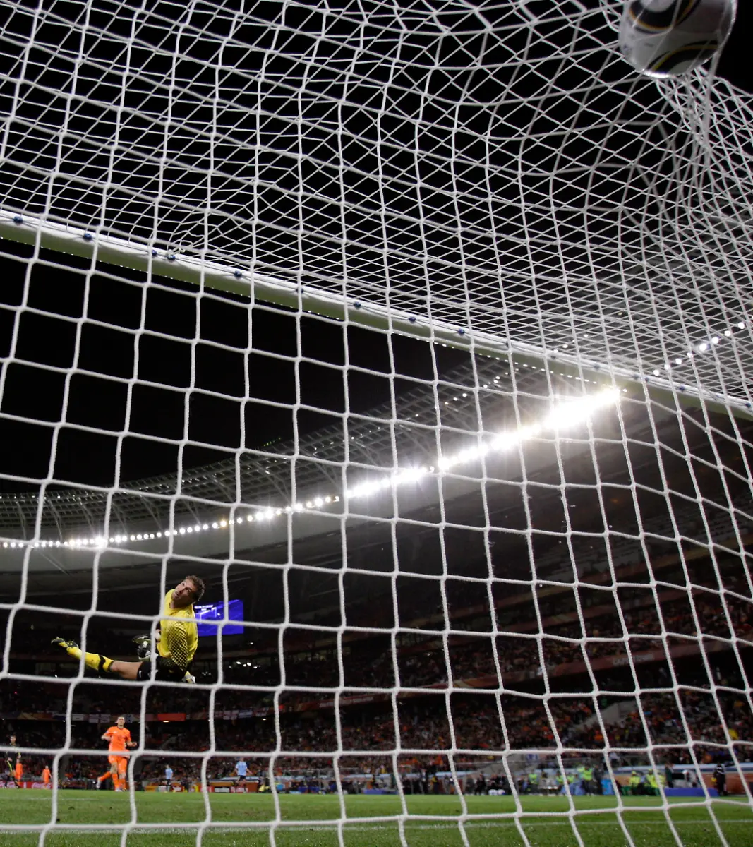 South-Africa-Soccer-WCup-Uruguay-Netherlands-WCUP218-jpg5652715317148720044