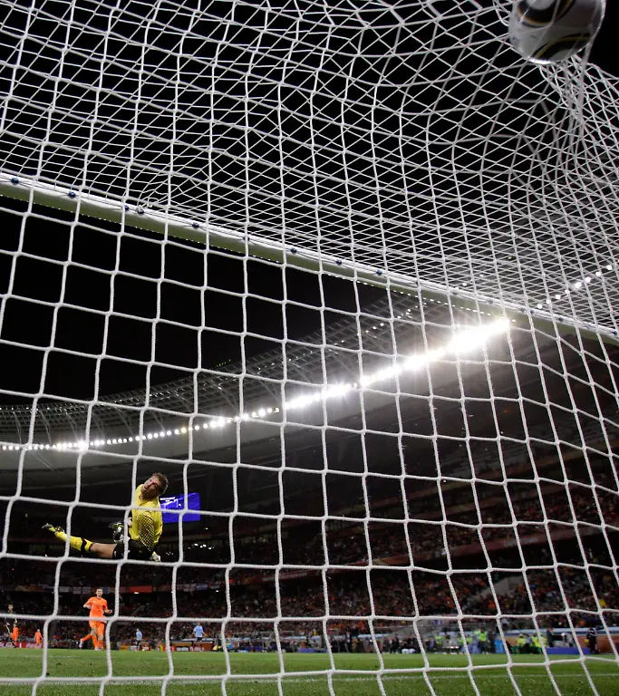 South-Africa-Soccer-WCup-Uruguay-Netherlands-WCUP218-jpg5652715317148720044