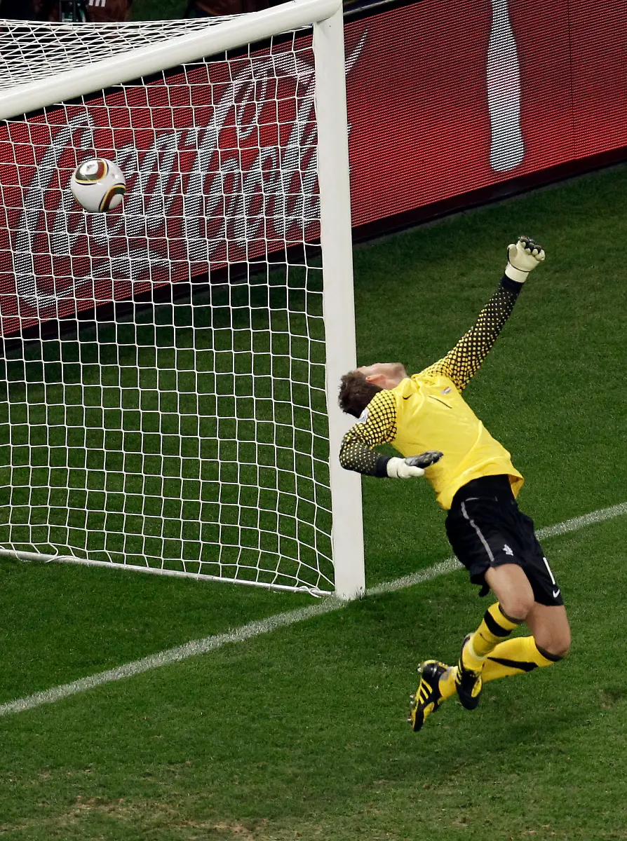 South-Africa-Soccer-WCup-Uruguay-Netherlands-WCUP200-jpg1691020184137374428