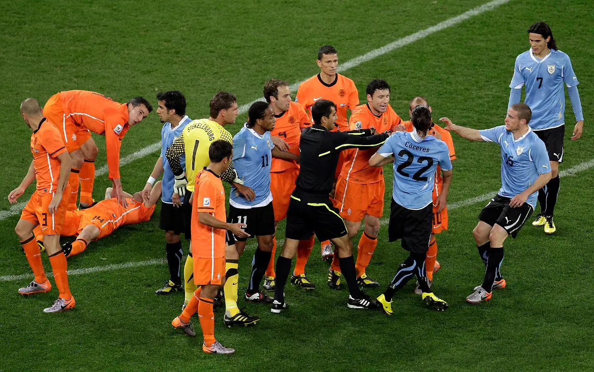 South-Africa-Soccer-WCup-Uruguay-Netherlands-WCUP237-jpg1343184716163443243