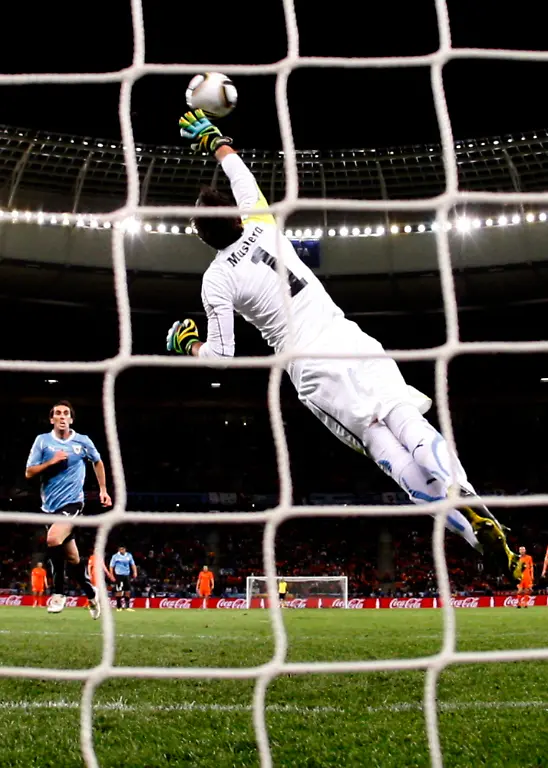 South-Africa-Soccer-WCup-Uruguay-Netherlands-WCUP141-jpg2968102348305743734