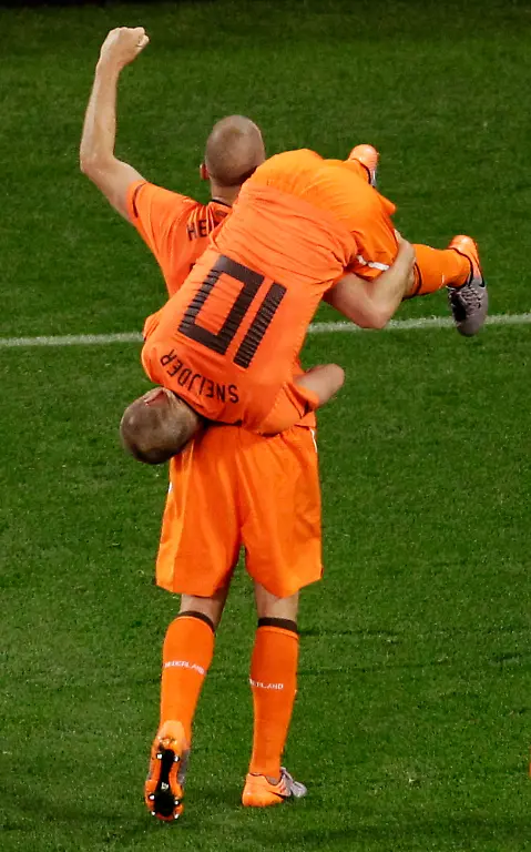 South-Africa-Soccer-WCup-Uruguay-Netherlands-WCUP354-jpg9098624392147345361