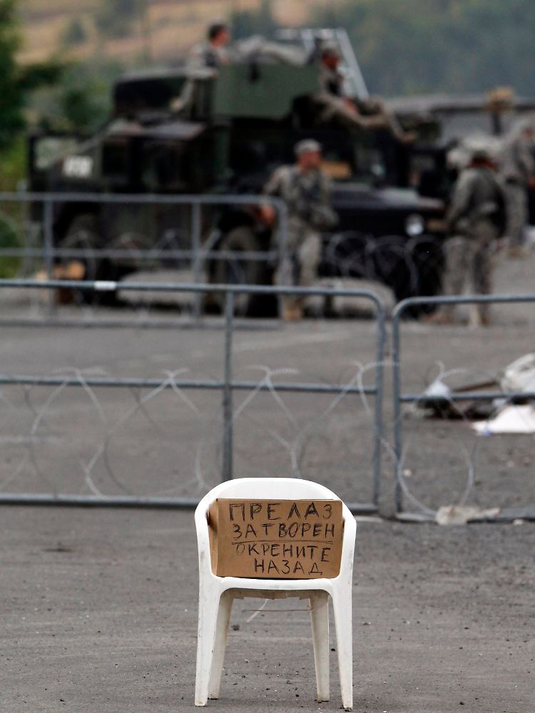 KFOR am Kontrollpunkt Jarinje. Auf dem Schild steht: "Übergang geschlossen, fahren Sie zurück".