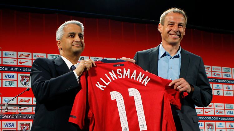 Jürgen Klinsmann mit seinem neuen Chef Suni Gulati. Der Boss des US-Fußballverbands will mit Klinsmann eine neue Ära starten.
