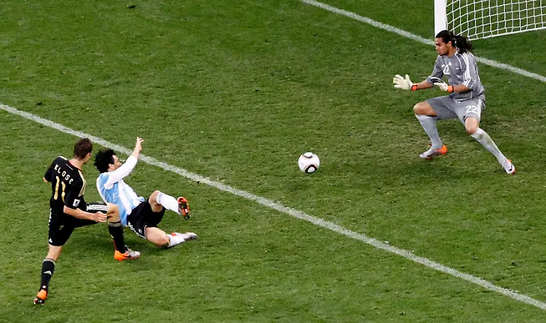 2010-07-03T160041Z-01-WCA433-RTRMDNP-3-SOCCER-WORLD-JPG844940747591377514