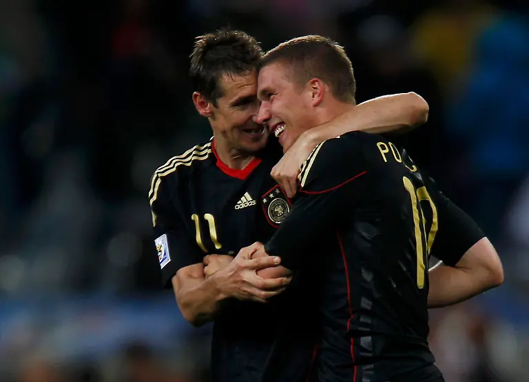 2010-07-03T160223Z-01-WCA195-RTRMDNP-3-SOCCER-WORLD-JPG4559016464619667722