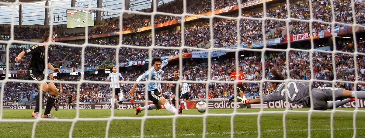 2010-07-03T153231Z-01-WCP324-RTRMDNP-3-SOCCER-WORLD-JPG477749252820880324