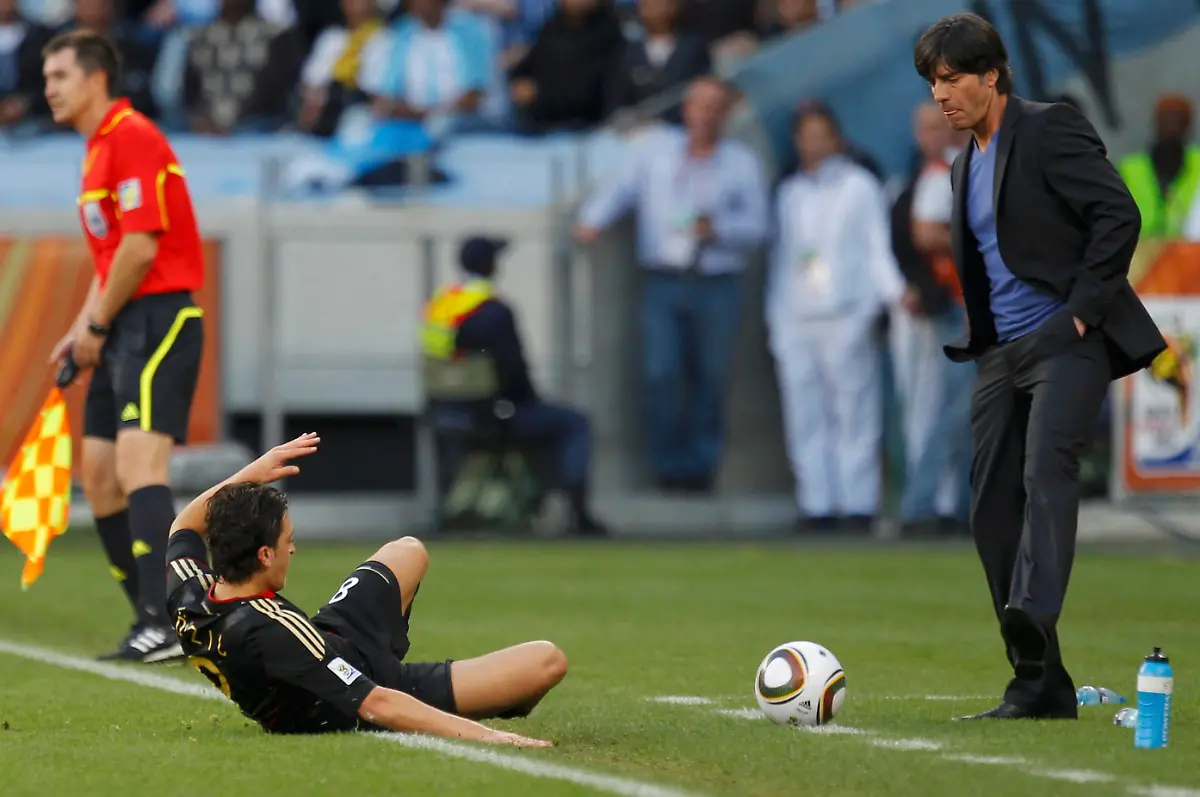 2010-07-03T145121Z-01-WCP512-RTRMDNP-3-SOCCER-WORLD-JPG1267099582533677033