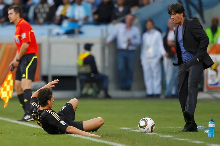 2010-07-03T145121Z-01-WCP512-RTRMDNP-3-SOCCER-WORLD-JPG1267099582533677033