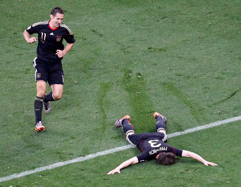 2010-07-03T154303Z-01-WCA424-RTRMDNP-3-SOCCER-WORLD-JPG5931773990305962084