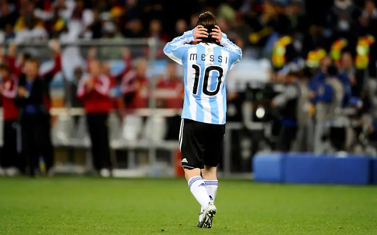 2010-07-03T155931Z-01-WCA489-RTRMDNP-3-SOCCER-WORLD-JPG4838478175477696391