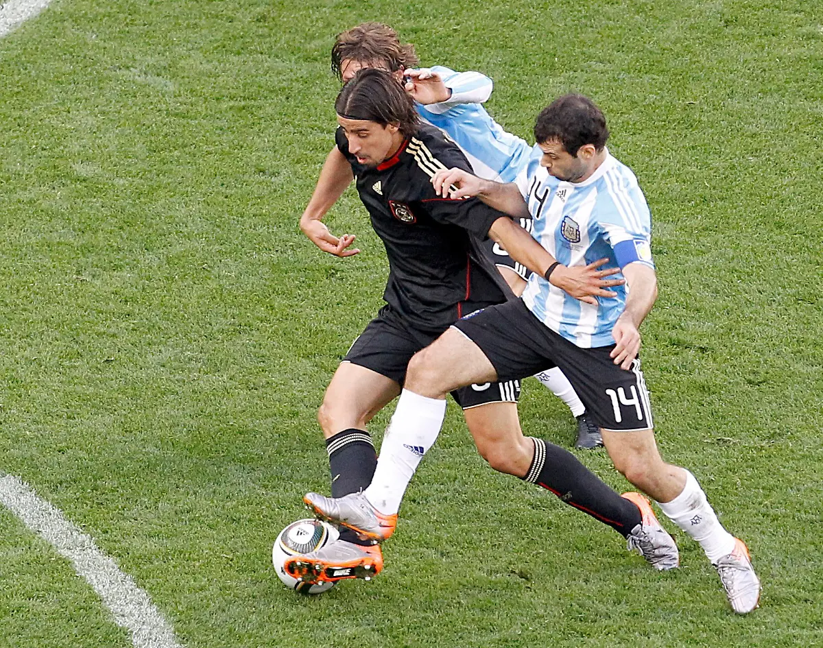 2010-07-03T143624Z-01-WCP316-RTRMDNP-3-SOCCER-WORLD-JPG7249276202696364044