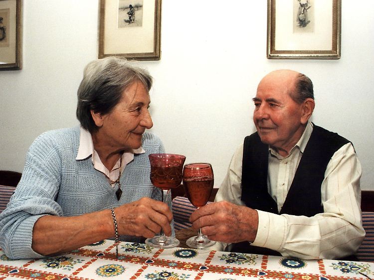 Dana und Emil Zatopek hoben bereits 2003 ihre Gläser, um auf ihre Goldene Hochzeit anzustoßen.