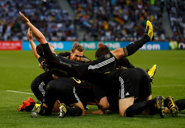 2010-07-03T161543Z-01-WCA211-RTRMDNP-3-SOCCER-WORLD-JPG5803421220938252326