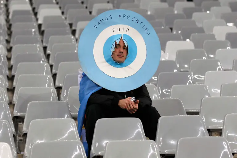 2010-07-03T162553Z-01-WCP540-RTRMDNP-3-SOCCER-WORLD-JPG4859715371823597609