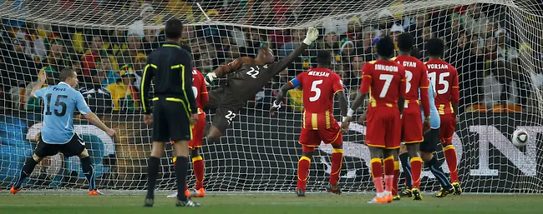 2010-07-02T195049Z-01-WCB166-RTRMDNP-3-SOCCER-WORLD-JPG2617020165976027635