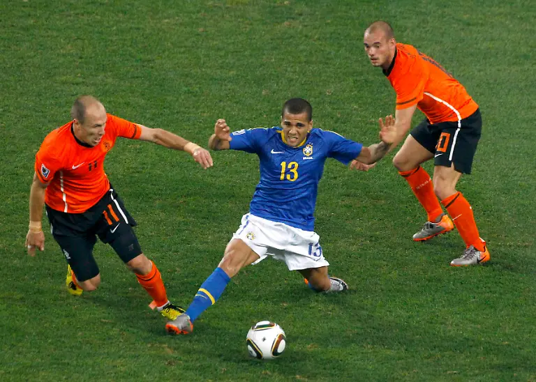 2010-07-02T154529Z-01-WCP386-RTRMDNP-3-SOCCER-WORLD-JPG6974886243049148406