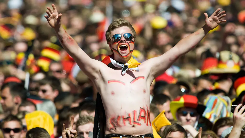 DEU-BB-FUSSBALL-WM-PUBLIC-VIEWING-HAL109-jpg4227444441766922574