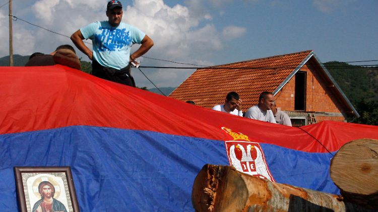 Mit Baumstämmen, serbischer Flagge und Ikone: Serben im Dorf Zupce im Nordkosovo verbarrikadieren die Zufahrt.