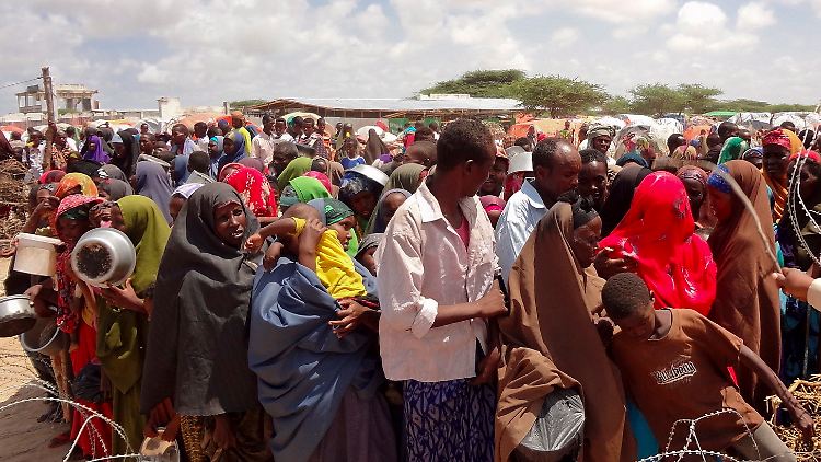 Anstehen für etwas Nahrung: Hilfsbedürftige in Mogadischu.