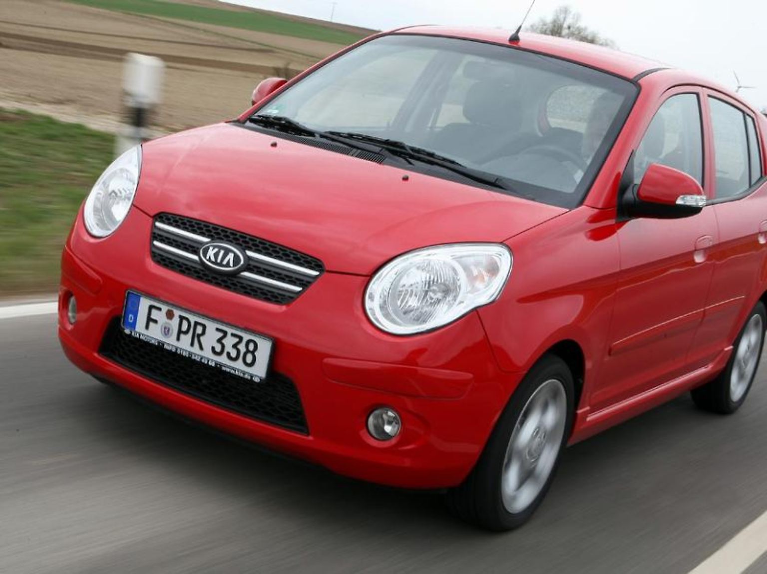 Mit Autogas fährt es sich günstig. Im Kleinstwagensegment schafft es der Kia Picanto 1.1 LPG Attract mit Autogas auf den fünften Platz. Ein Grund dafür ist der für ein Gasfahrzeug günstige Preis von 11.289 Euro. Die monatlichen Kosten liegen bei 329 Euro, der gefahrene Kilometer kostet 26,3 Cent.