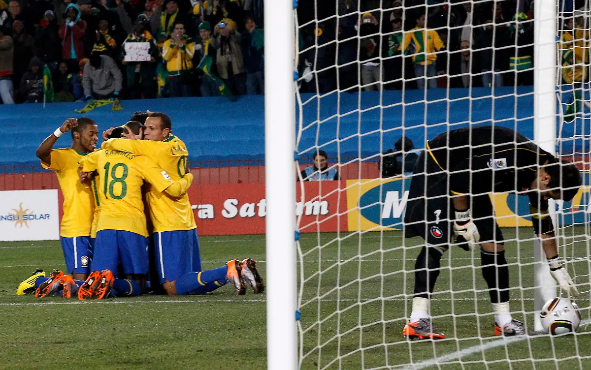 2010-06-28T195926Z-01-WCB462-RTRMDNP-3-SOCCER-WORLD-JPG4808486508424085232